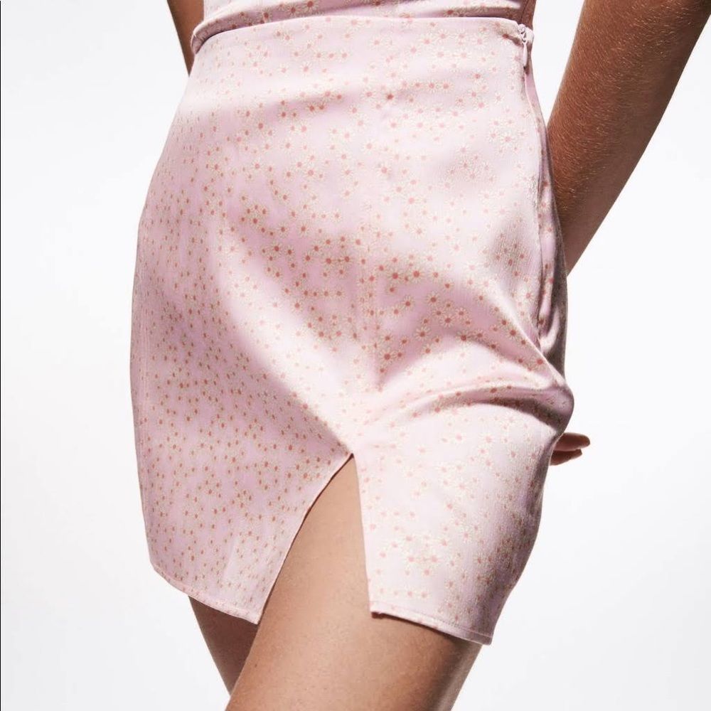 Zara pink daisy satin mini skirt with slit